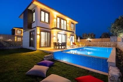 Villa Uysal Parla Güneşi | Fethiye Merkezde Özel Havuzlu ve Geniş Bahçeli Tatil Villası (1046)
