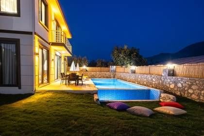 Villa Uysal Parla Güneşi | Fethiye Merkezde Özel Havuzlu ve Geniş Bahçeli Tatil Villası (1046)
