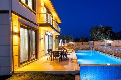 Villa Uysal Parla Güneşi | Fethiye Merkezde Özel Havuzlu ve Geniş Bahçeli Tatil Villası (1046)