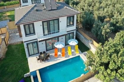 Villa Uysal Parla Güneşi | Fethiye Merkezde Özel Havuzlu ve Geniş Bahçeli Tatil Villası (1046)