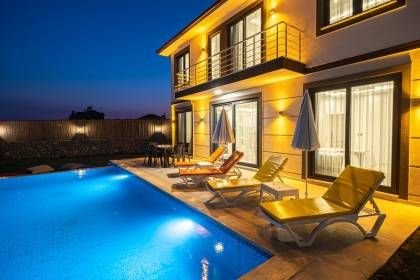 Villa Uysal Parla Güneşi | Fethiye Merkezde Özel Havuzlu ve Geniş Bahçeli Tatil Villası (1046)