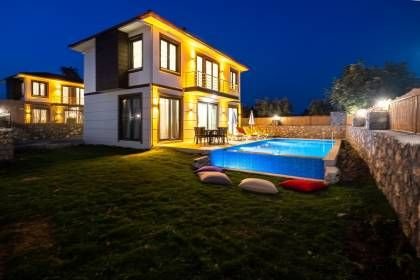 Villa Uysal Parla Güneşi | Fethiye Merkezde Özel Havuzlu ve Geniş Bahçeli Tatil Villası (1046)