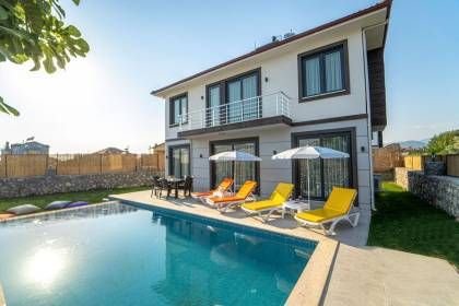 Villa Uysal Parla Güneşi | Fethiye Merkezde Özel Havuzlu ve Geniş Bahçeli Tatil Villası (1046)