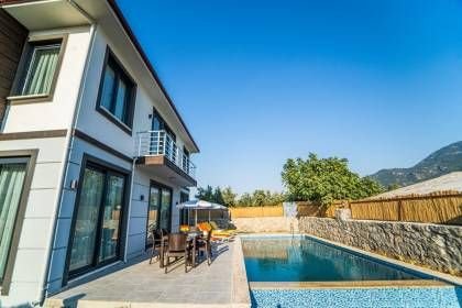 Villa Uysal Parla Güneşi | Fethiye Merkezde Özel Havuzlu ve Geniş Bahçeli Tatil Villası (1046)