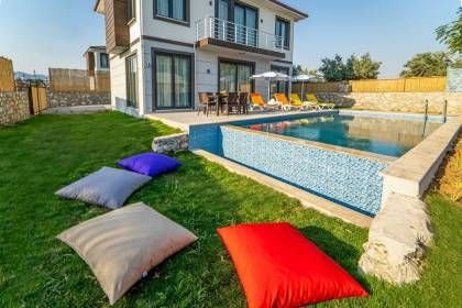 Villa Uysal Parla Güneşi | Fethiye Merkezde Özel Havuzlu ve Geniş Bahçeli Tatil Villası (1046)