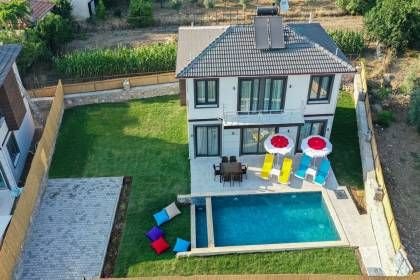 Villa Uysal Parla Yıldızı | Fethiye Merkezde 3 Yatak Odalı ve Özel Havuzlu Tatil Villası (1047)