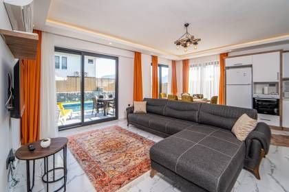 Villa Uysal Parla Yıldızı | Fethiye Merkezde 3 Yatak Odalı ve Özel Havuzlu Tatil Villası (1047)