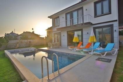 Villa Uysal Parla Işığı | Fethiye Merkezde 3 Yatak Odalı ve Geniş Bahçeli Tatil Villası (1048)