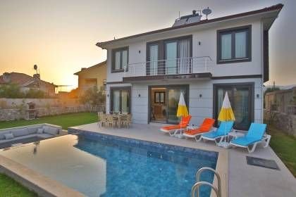 Villa Uysal Parla Işığı | Fethiye Merkezde 3 Yatak Odalı ve Geniş Bahçeli Tatil Villası (1048)