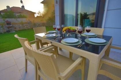 Villa Uysal Parla Işığı | Fethiye Merkezde 3 Yatak Odalı ve Geniş Bahçeli Tatil Villası (1048)