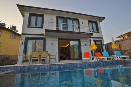 Villa Uysal Parla Işığı | Fethiye Merkezde 3 Yatak Odalı ve Geniş Bahçeli Tatil Villası (1048)