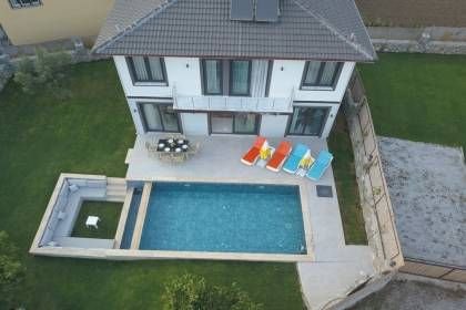 Villa Uysal Parla Işığı | Fethiye Merkezde 3 Yatak Odalı ve Geniş Bahçeli Tatil Villası (1048)