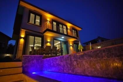 Villa Uysal Parla Işığı | Fethiye Merkezde 3 Yatak Odalı ve Geniş Bahçeli Tatil Villası (1048)