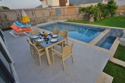 Villa Uysal Parla Işığı | Fethiye Merkezde 3 Yatak Odalı ve Geniş Bahçeli Tatil Villası (1048)