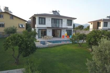 Villa Uysal Parla Işığı | Fethiye Merkezde 3 Yatak Odalı ve Geniş Bahçeli Tatil Villası (1048)