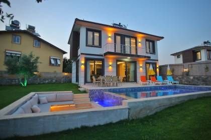 Villa Uysal Parla Işığı | Fethiye Merkezde 3 Yatak Odalı ve Geniş Bahçeli Tatil Villası (1048)