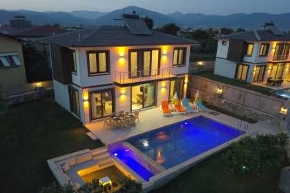 Villa Uysal Parla Işığı | Fethiye Merkezde 3 Yatak Odalı ve Geniş Bahçeli Tatil Villası (1048)