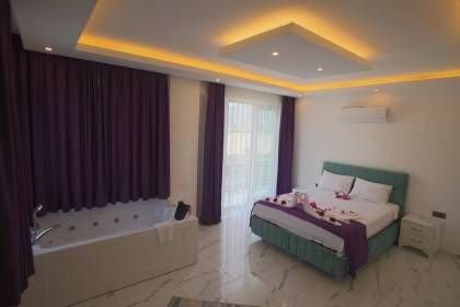 Villa Uysal Parla Işığı | Fethiye Merkezde 3 Yatak Odalı ve Geniş Bahçeli Tatil Villası (1048)