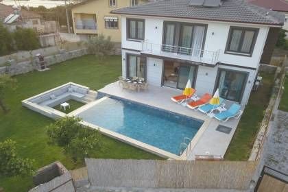 Villa Uysal Parla Işığı | Fethiye Merkezde 3 Yatak Odalı ve Geniş Bahçeli Tatil Villası (1048)