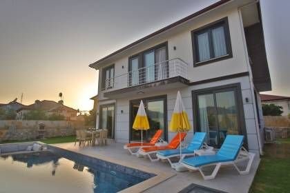 Villa Uysal Parla Işığı | Fethiye Merkezde 3 Yatak Odalı ve Geniş Bahçeli Tatil Villası (1048)