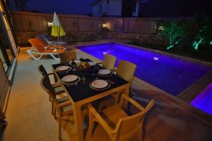 Villa Uysal Parla Işığı | Fethiye Merkezde 3 Yatak Odalı ve Geniş Bahçeli Tatil Villası (1048)