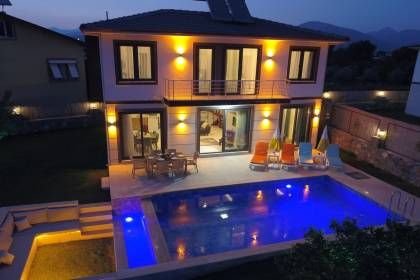 Villa Uysal Parla Işığı | Fethiye Merkezde 3 Yatak Odalı ve Geniş Bahçeli Tatil Villası (1048)